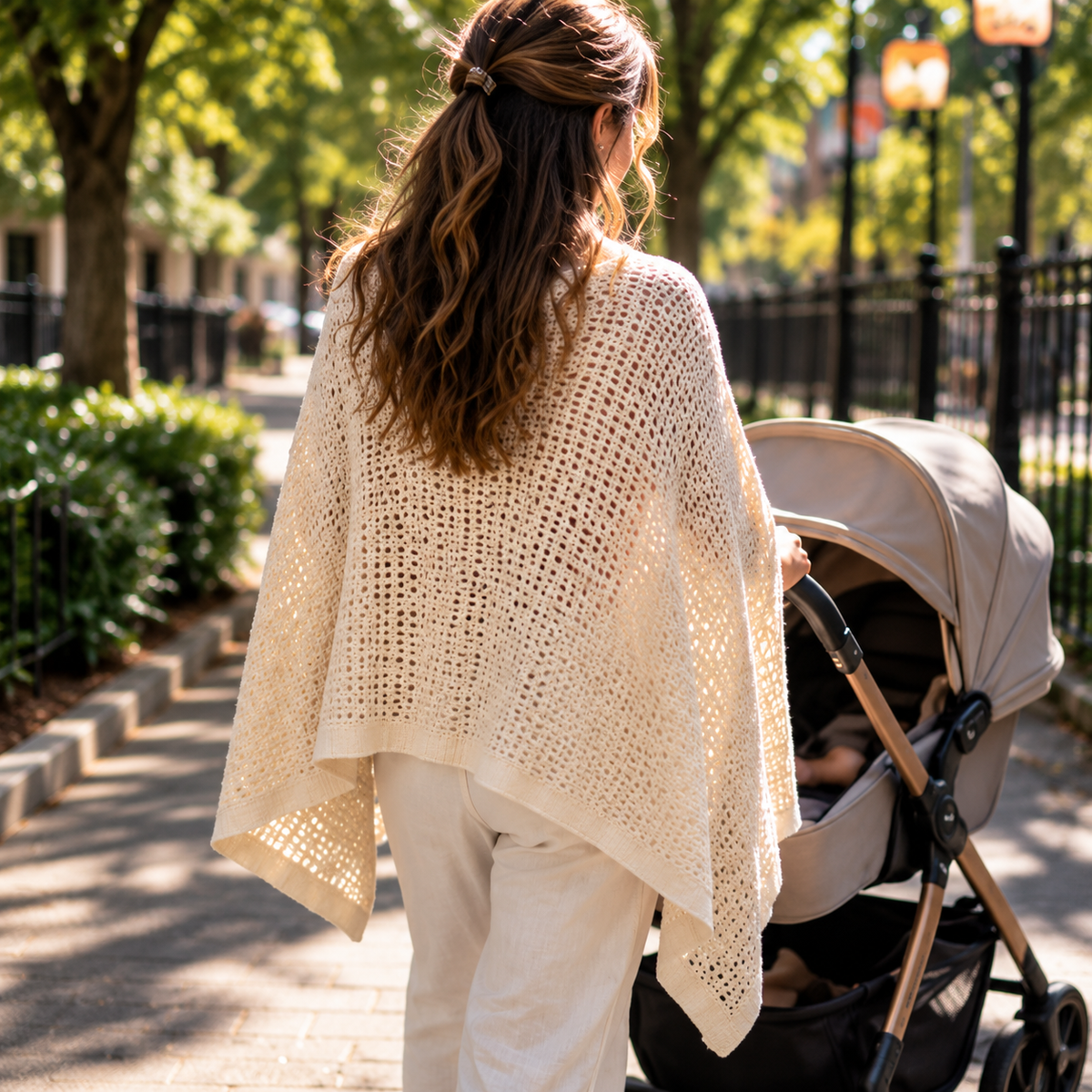 CozyCove als Poncho beim Spaziergang mit dem Kinderwagen