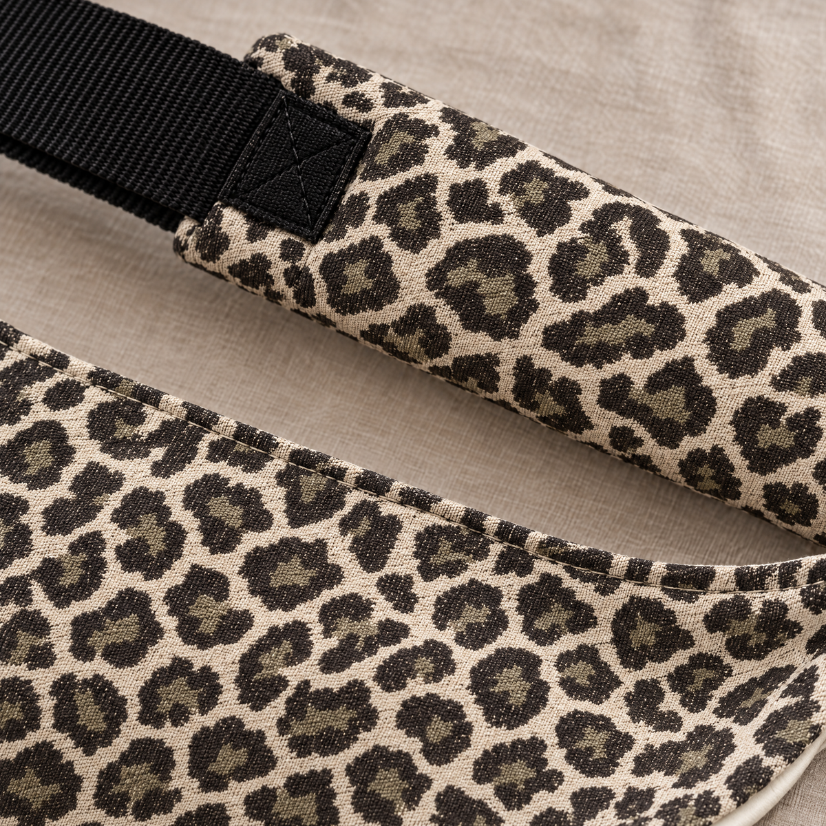 HipSnug Stoff in Leopard im Detail