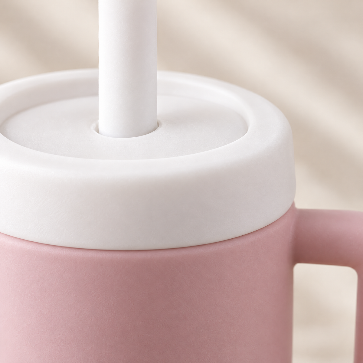 FrostCup Deckel und Silikon-Trinkhalm im Detail