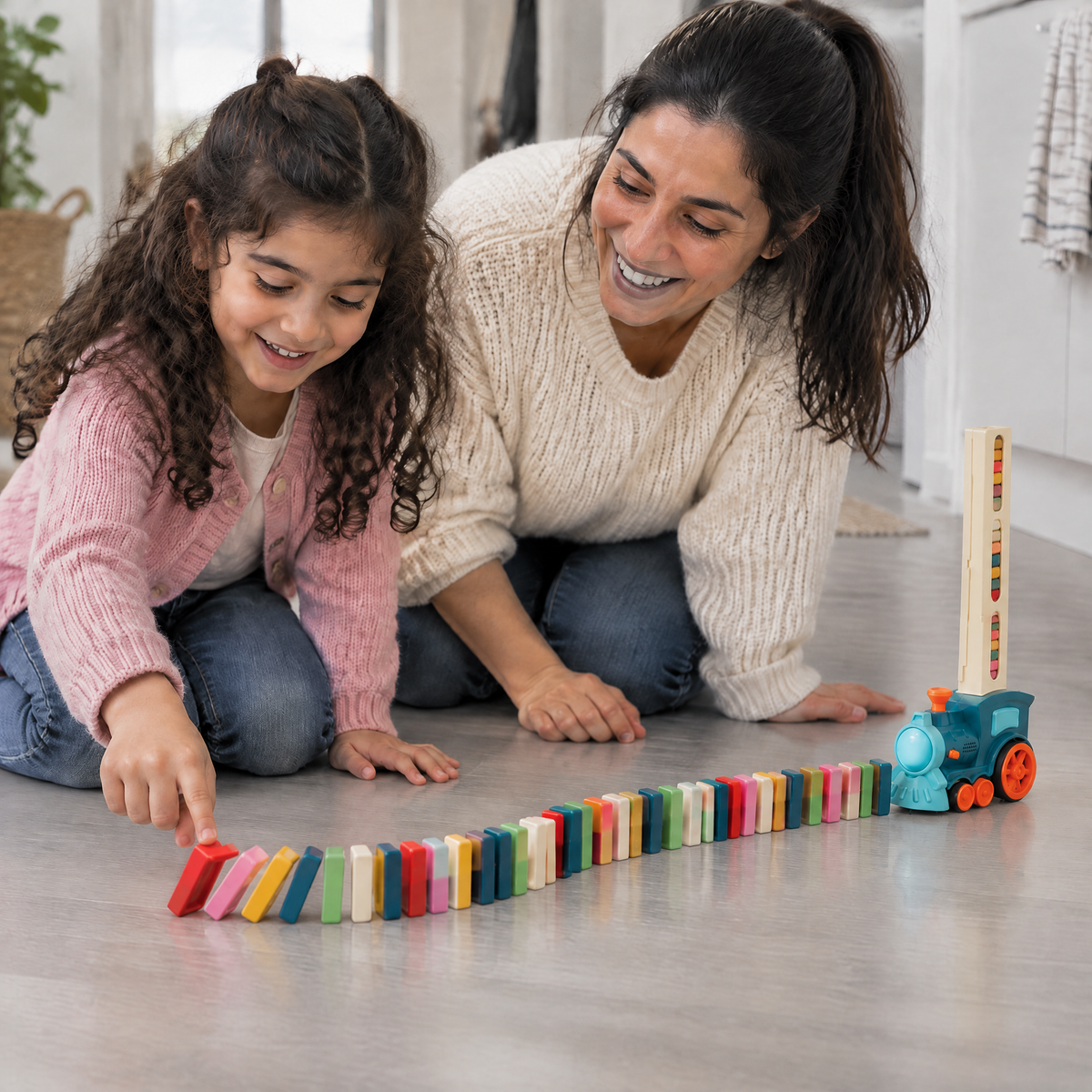 TinyTracks Domino Zug - Mutter und Tochter stoßen Dominos an