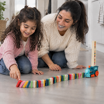 TinyTracks Domino Zug - Mutter und Tochter stoßen Dominos an