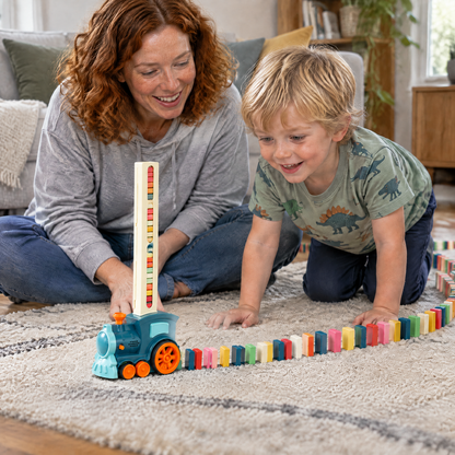 TinyTracks Domino Zug - Mutter und Sohn im Wohnzimmer