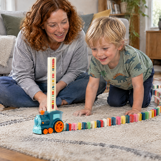 TinyTracks Domino Zug - Mutter und Sohn im Wohnzimmer