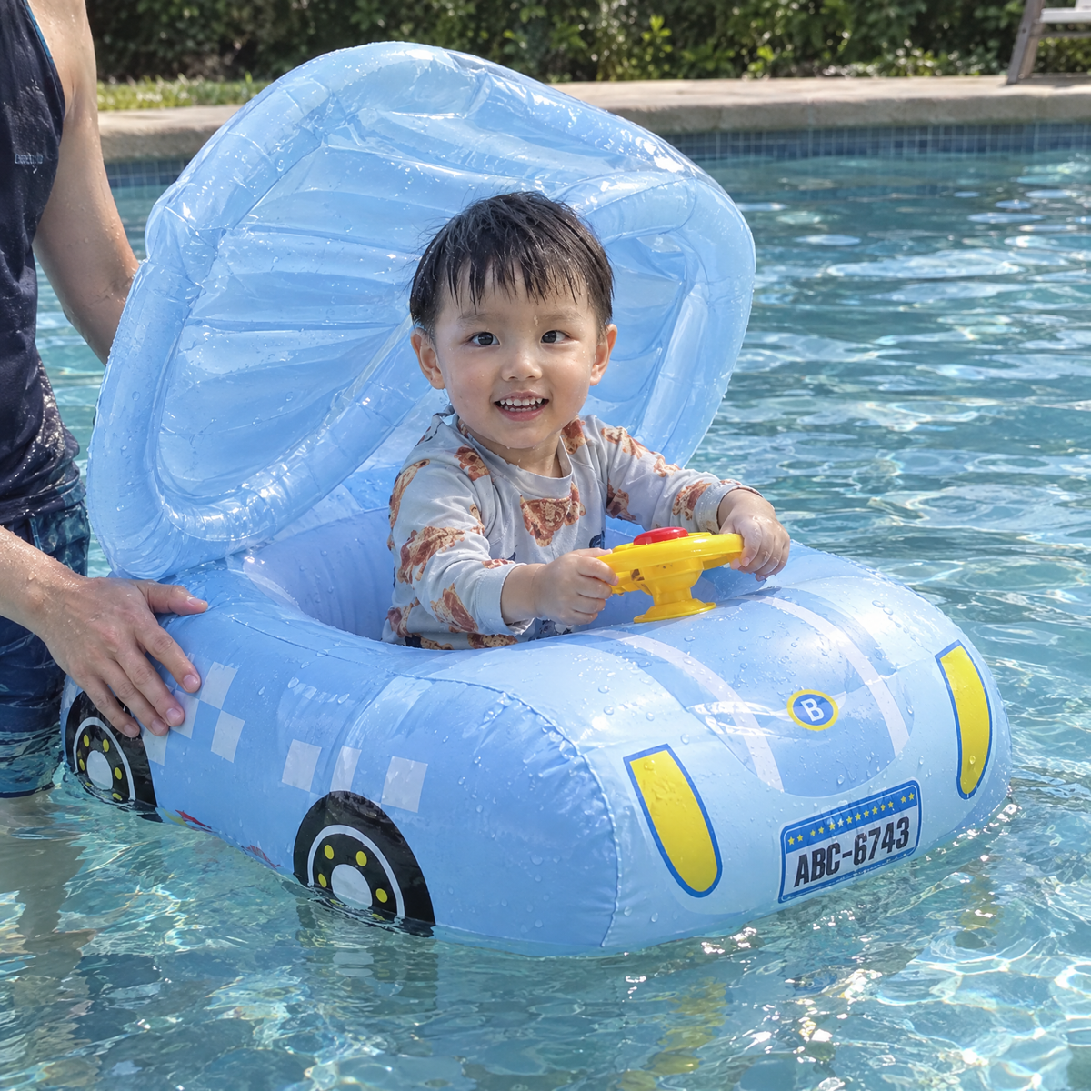 AquaRide Baby Schwimmauto Blau - Kleinkind im Schwimmbad