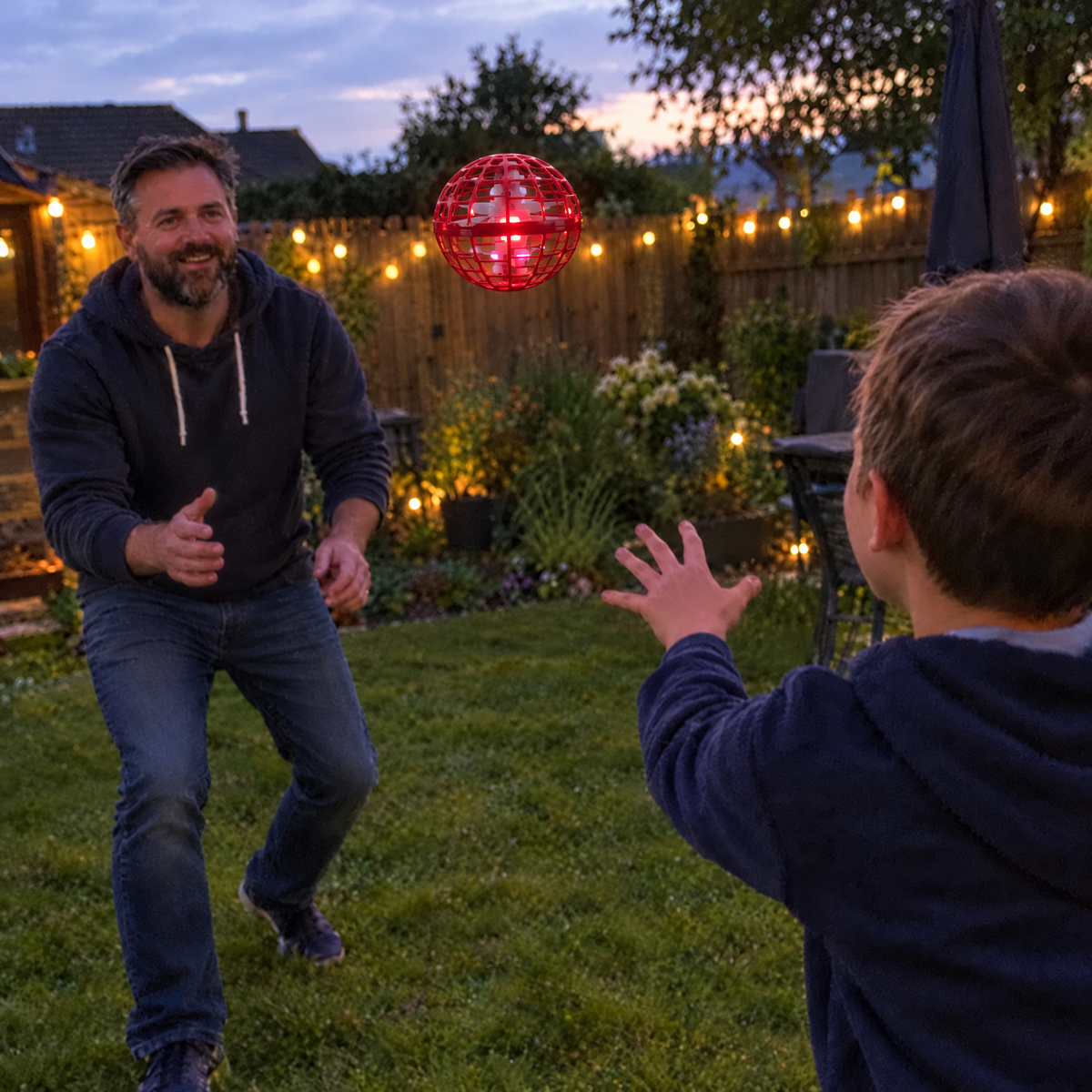 LumiFly Flugball - Vater und Sohn spielen im Garten
